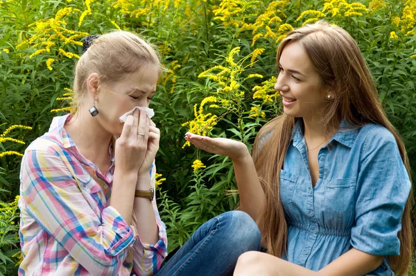 Het meisje is allergisch voor het stuifmeel van bloemen — Stockfoto