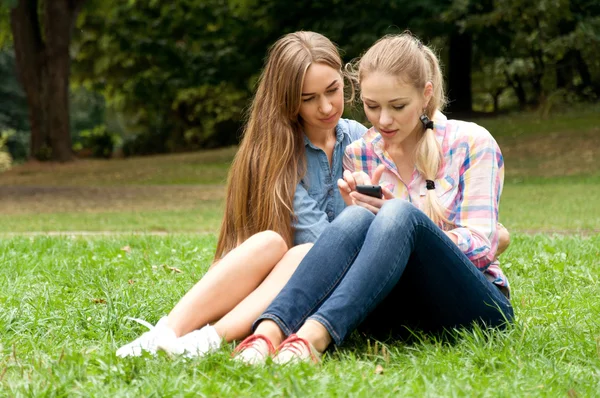 Dos amigas haciendo selfie phone — Foto de Stock