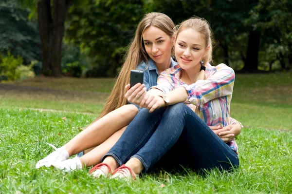 Twee vrouwen vrienden doen selfie-telefoon — Stockfoto