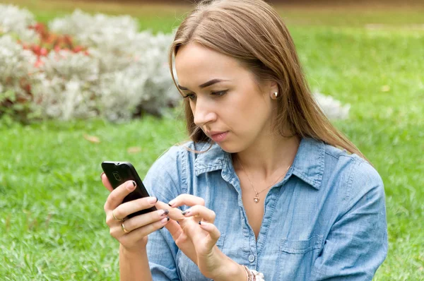 Ung vacker flicka med mobiltelefon — Stockfoto