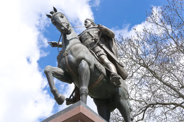Μνημείο. Ο αναβάτης πάνω σε άλογο από πέτρα — Φωτογραφία Αρχείου