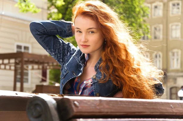 Ragazza con i capelli rossi ricci. i capelli bruciano come fuoco al sole — Foto Stock