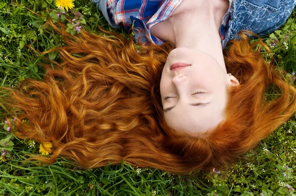 Krásná mladá dívka s kudrnatými vlasy dlouhé červené — Stock fotografie