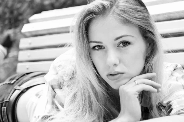 Vackra unga blonda kvinnan ser förföriskt. svart och vitt — Stockfoto
