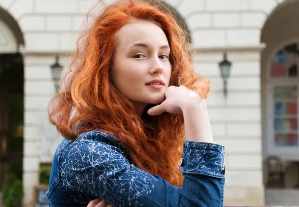 Menina com cabelo encaracolado vermelho — Fotografia de Stock