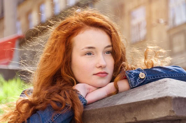 Chica con el pelo rizado rojo —  Fotos de Stock