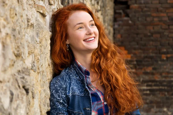 Chica con el pelo rizado rojo —  Fotos de Stock