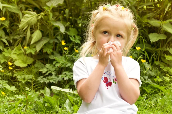 La chica tiene secreción nasal. flores alergia al polen — Foto de Stock