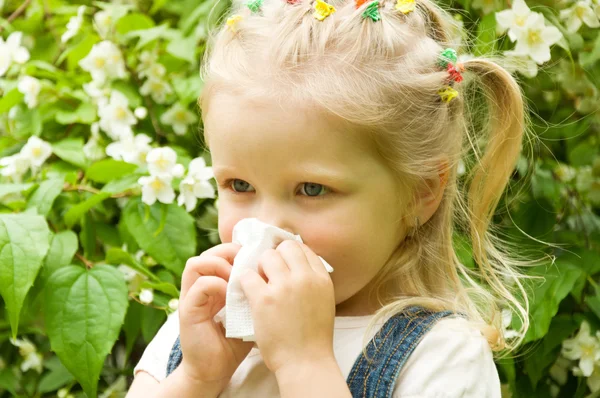 La fille a le nez qui coule. Allergie au pollen d'herbe — Photo