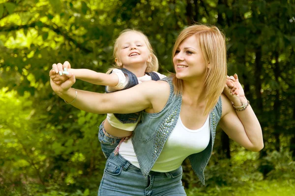 Moeder en dochter besteden een weekend in de natuur — Stockfoto