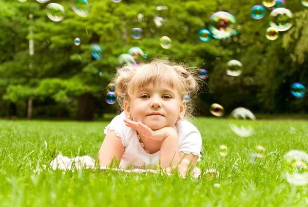 Девочка делает пузыри — стоковое фото
