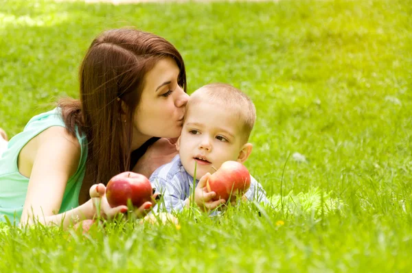 Madre e hijo pasando tiempo en la naturaleza — Foto de Stock