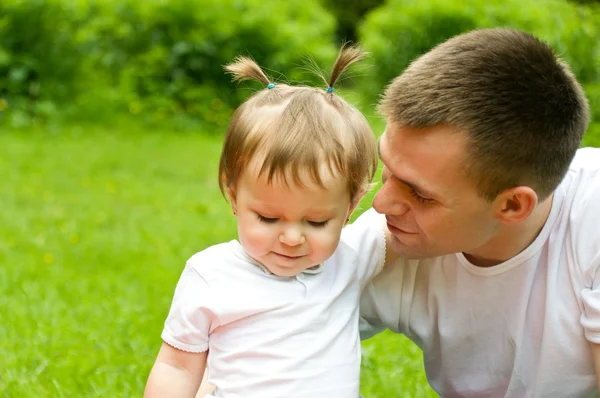 Valores familiares. Niña al aire libre con papá —  Fotos de Stock