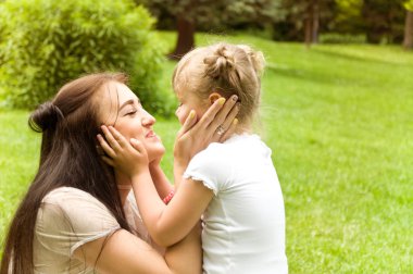 Anne ve kızı doğada bir hafta sonu geçirmek