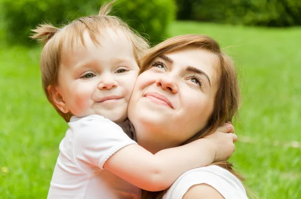 Familie besteedt tijd in de natuur. teder omhelst moeder-dochter — Stockfoto