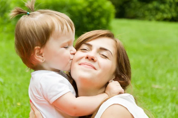 Familia pasa tiempo en la naturaleza. madre tiernamente abrazando hija — Foto de Stock