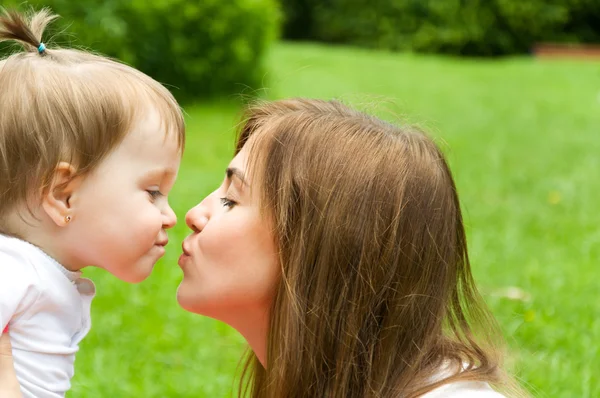 Aile doğada vakit geçiriyor. Ana şefkatle öpüşme kız