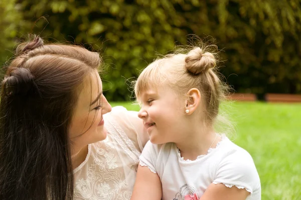 Madre e hija pasan un fin de semana en la naturaleza — Foto de Stock