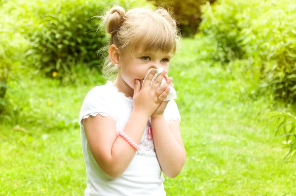 Flicka rinit. Allergi mot pollen av blommor — Stockfoto