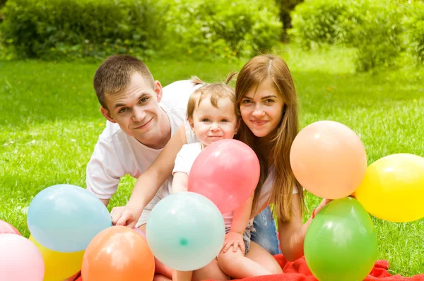 Eltern verbringen das Wochenende mit ihrer kleinen Tochter. Familienlager — Stockfoto