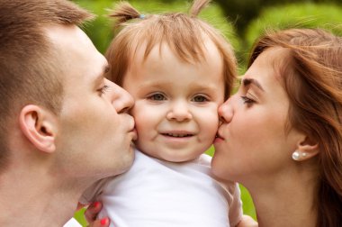 Annem ve babam yanakları kızları öp