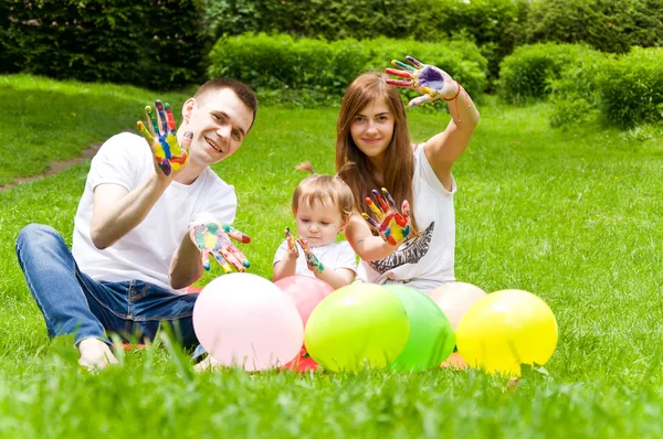 Família descansando na natureza. Pintura cores uns aos outros — Fotografia de Stock