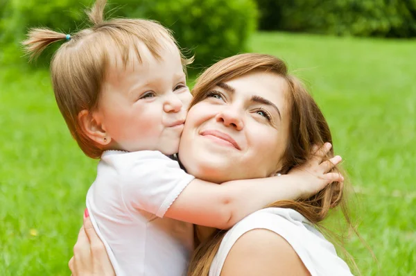 Familie besteedt tijd in de natuur. teder omhelst moeder-dochter — Stockfoto