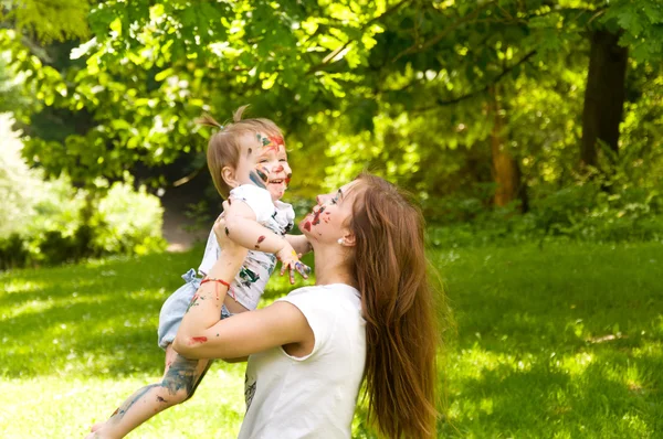 Madre e hija se divierten untadas en pintura — Foto de Stock