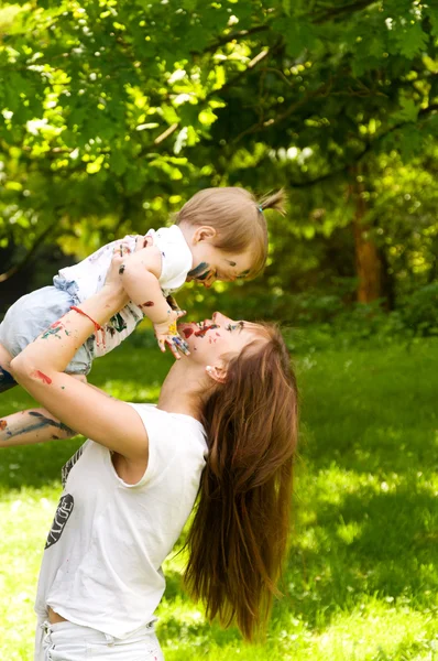 Mor och dotter ha roligt insmorda i paint — Stockfoto