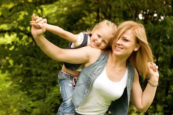 Madre e hija pasan un fin de semana en la naturaleza — Foto de Stock