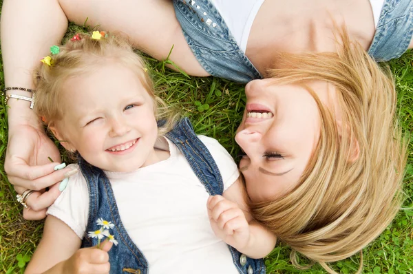 Madre e hija pasan un fin de semana en la naturaleza — Foto de Stock