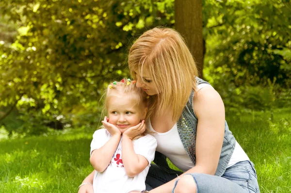 Vakantie in de natuur. moeder en dochter plezier op het gazon — Stockfoto