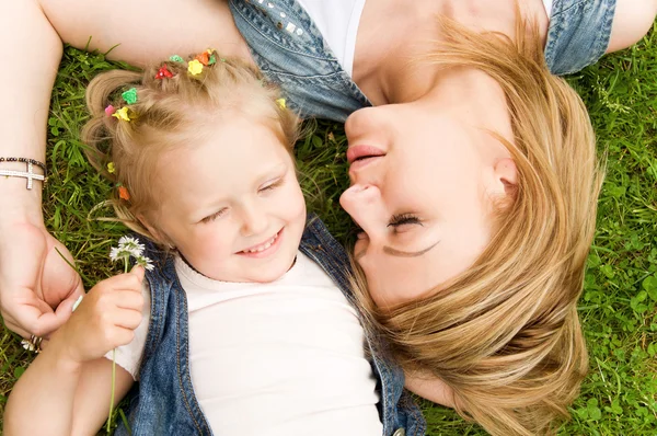 Anne ve kızı doğada bir hafta sonu geçirmek