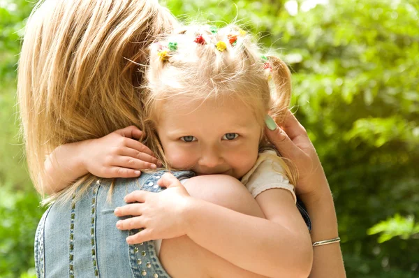 Moeder en dochter besteden een weekend in de natuur — Stockfoto