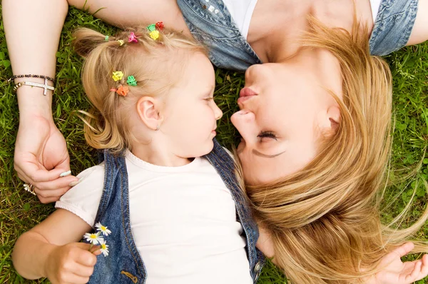 Moeder en dochter besteden een weekend in de natuur — Stockfoto