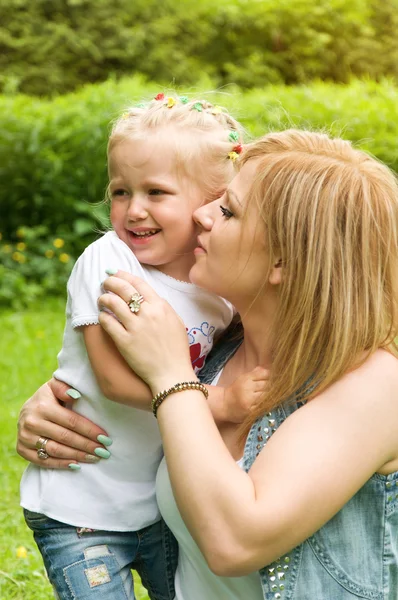 Chica llorando. su madre la calma — Foto de Stock