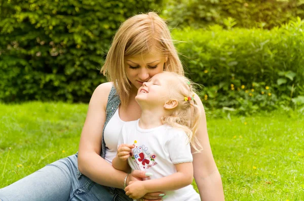 Moeder en dochter besteden een weekend in de natuur — Stockfoto