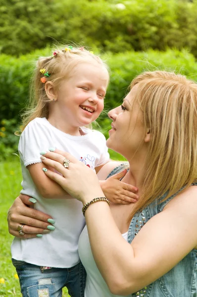 Madre e hija pasan un fin de semana en la naturaleza — Foto de Stock