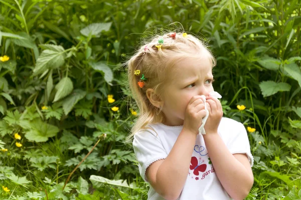 La chica tiene secreción nasal. flores alergia al polen — Foto de Stock