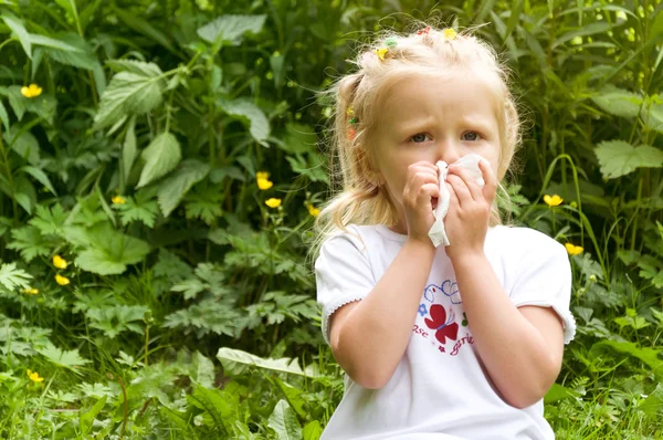 A menina é alérgica ao pólen das flores — Fotografia de Stock