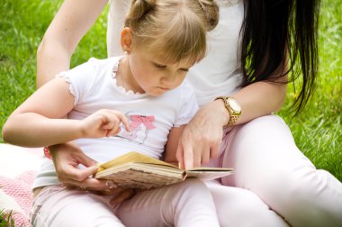 Anne ve kızı birlikte bir kitap okuma