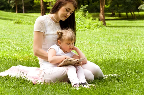 엄마와 딸이 함께 책을 읽고 — 스톡 사진