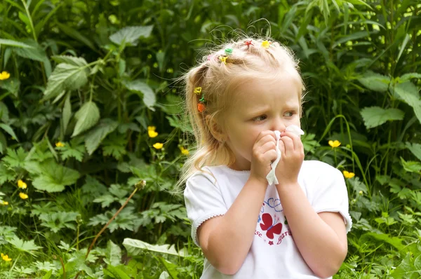 La chica tiene secreción nasal. flores alergia al polen — Foto de Stock