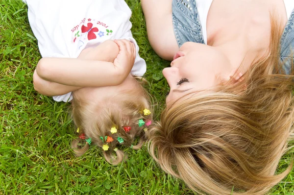 Madre e hija pasan un fin de semana en la naturaleza — Foto de Stock