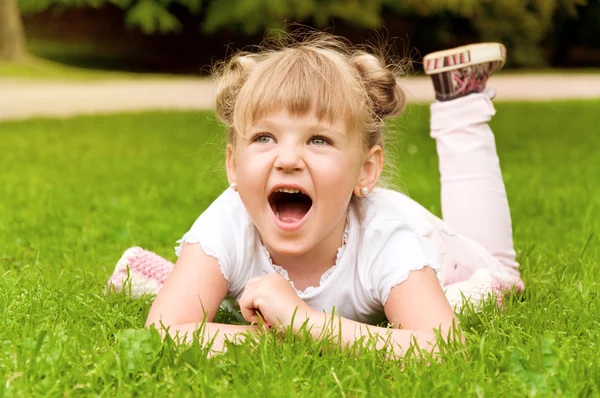 Küçük kız parkta eğleniyor. — Stok fotoğraf