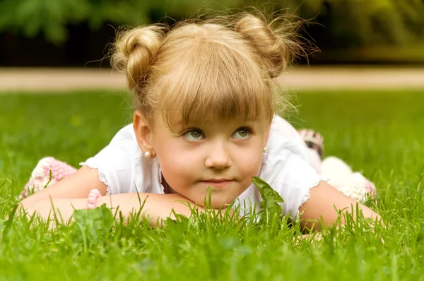 Menina se divertindo no parque — Fotografia de Stock