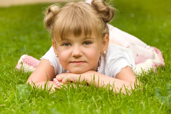 Küçük kız parkta eğleniyor. — Stok fotoğraf
