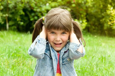 genç kız kulaklarını elleriyle kapalı.