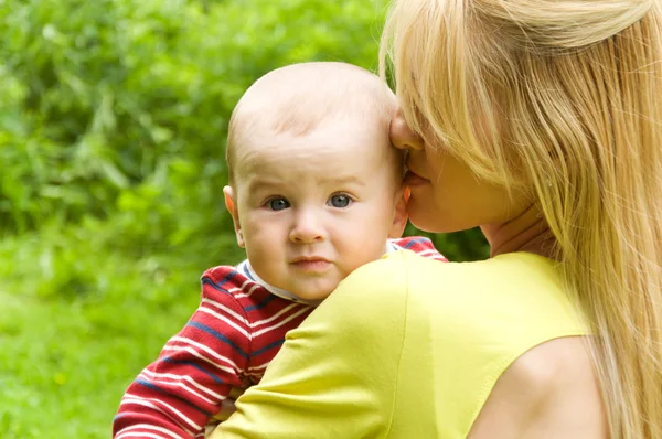 Mamá e hijo pasan tiempo juntos — Foto de Stock