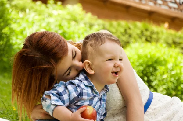 Mama și fiul petrec timp în natură — Fotografie, imagine de stoc